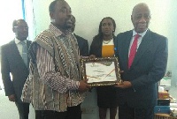 Alhassan (Left) presenting the Environmental Stewardship Award to Sekyere Abankwa