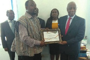Alhassan (Left) presenting the Environmental Stewardship Award to Sekyere Abankwa