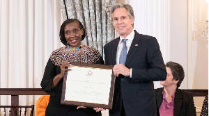 Edith Murogo receives her award from the US Secretary of State Antony Blinken in Washington