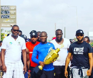 The Mayor of Accra with the trophy