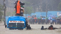 Bus passengers use rope to pull themselves to safety as floods hit Kenya’s Mombasa County
