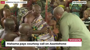 Otumfuo Osei Tutu II (L) exchanging pleasantries with John Dramani Mahama on Tuesday