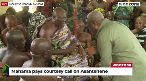 Otumfuo Osei Tutu II (L) exchanging pleasantries with John Dramani Mahama on Tuesday