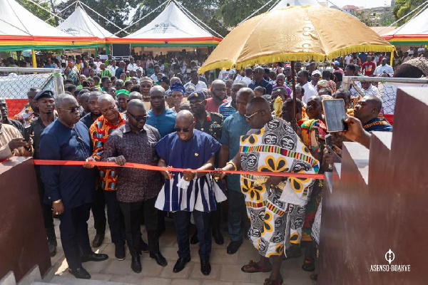 President Akufo-Addo being aided by Asenso-Boakye to inaugurate the library