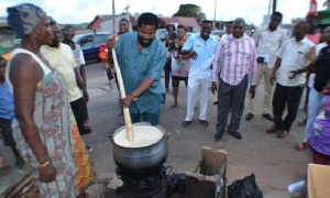 Accra mayor, Dr. Alfred Oko Vanderpuije prepares banku on campaign tour