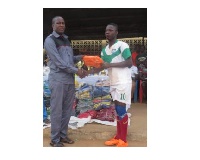 Salifu Shaibu Zida presents a prize to a player
