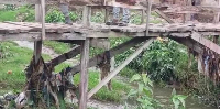 Photo of the deteriorated bridge