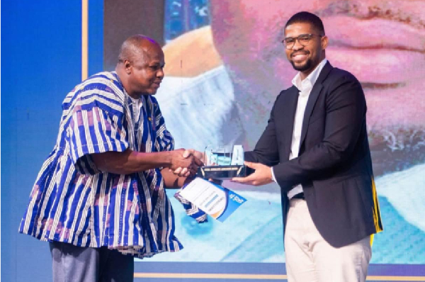 Kunateh (in smock) receiving the Best Reporting in Documentary (Online) Award