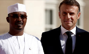 French President Emmanuel Macron (R) with Chad's President Mahamat Idriss Deby at a summit