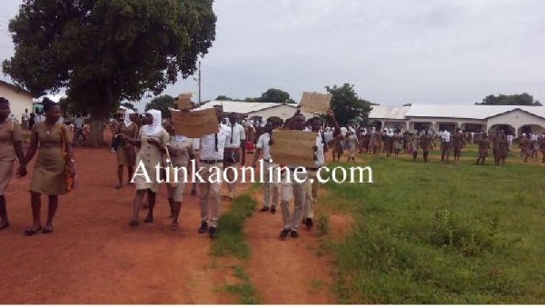 The angry students marched through streets to protest the cancellation of student allowances.