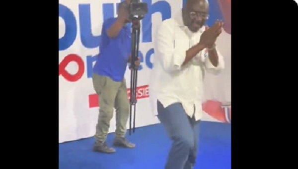 Bawumia displaying his dancing skills