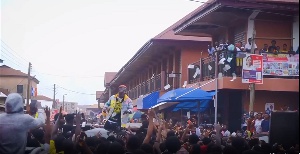 Shatta Wale spraying money on his fans who came to meet him in Kumasi