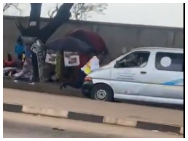 Watch as trotro driver speeds off vehicle with MTTD officer clinging to bonnet