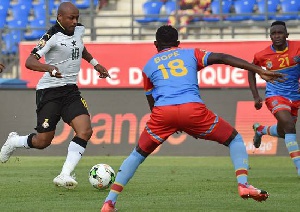 Andre Ayew (L) advances with the ball past DR Congo's midfielder Merveille Merveille Bokadi
