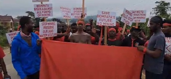 Some of the residents of Bompata protesting
