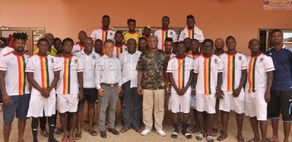 Togbe Afede XIV in a group picture with players