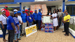 Ghana Hotels Association presenting the items to the hospital