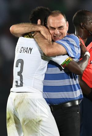 Ghana coach Avram Grant embraces captain Asamoah Gyan