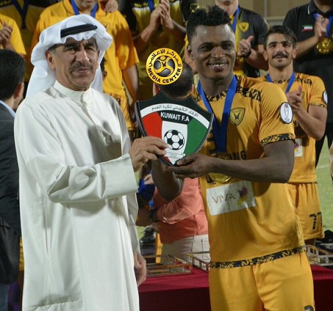 Rashid Sumaila receiving an award