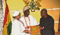 President Mahama presenting a kente stole to Olori Zaynab Ogunwusi, wife of Ogunwusi Ojaja II