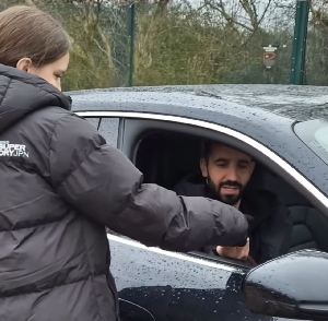 The moment the fan presented the bracelet to Ruben Amorim