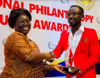 Okyeame Kwame receiving his award from Mrs.Diana Hopeson