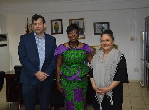 Glen Askew; Dep. Australian High Commissioner to Ghana, Catherine Afeku and Lee-Ann Tjunypa Buckskin