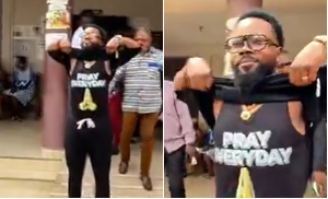 Angel Asiamah showing off the singlet outside the court premises