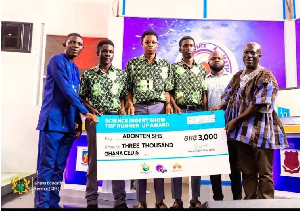 Participants of the Science Digest Show receives a price