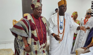 President Mahama (L) and Ooni of Ife (R) at the installation ceremony