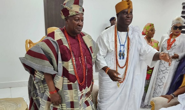 President Mahama (L) and Ooni of Ife (R) at the installation ceremony