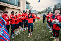 Ismaïla Sarr receives guard of honor from Crystal Palace