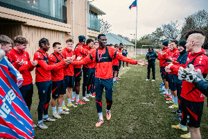 Ismaïla Sarr receives guard of honor from Crystal Palace