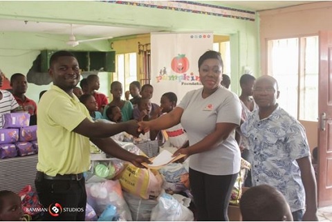 Baisiwa Dowuona-Hammond making the donation