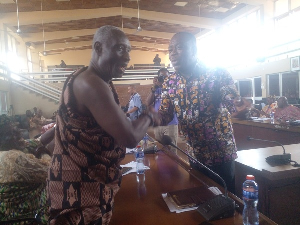 Photo: Togbe Nakakpo Dugbaza VIII Exchanging Pleasantry With Steven Asamoah