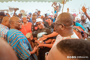 Vice President, Dr. Mahamudu Bawumia interacting with some traders at Kantamanto