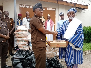 Naaba Musah Akambonga presenting the items to the Manhyia Local Prisons