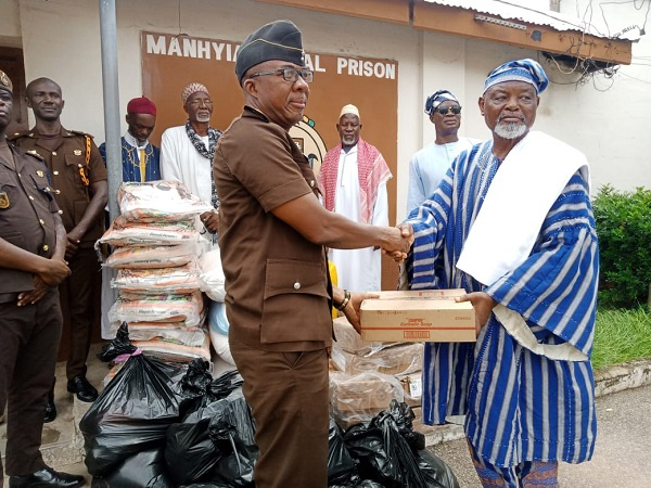 Naaba Musah Akambonga presenting the items to the Manhyia Local Prisons