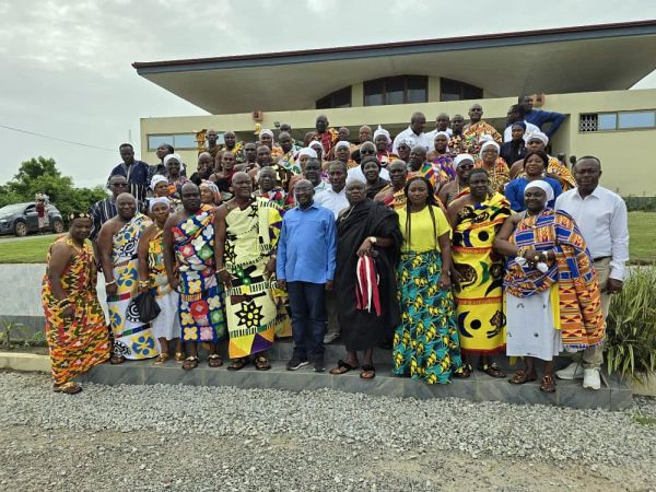 Dr. Mahamudu Bawumia in a pose with members of the Central Regional House of Chiefs