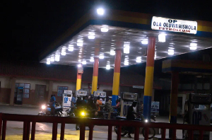Customers queue for fuel in Lagos
