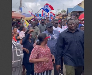 Watch as Bawumia moves Nsawam traders and drivers with energetic street campaign