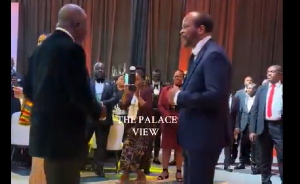 Both kings danced joyfully to the highlife hit Sokoo Na Mmaa Pe by Ghanaian music legend Amakye Dede