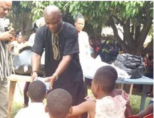 Togbe Afede XIV serving children at the event