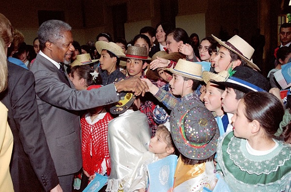 Kofi Annan interacting with some children after a visit