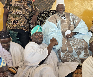 Dr Mahamudu Bawumia (L) shakes with Ndan Yaa Naa Abukari II, Dagbon overlord