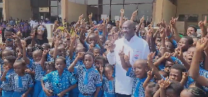 Dr Mahamudu Bawumia in a group photograph with the pupils