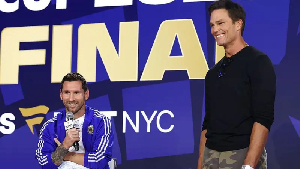 Messi (L)  and NFL legend Tom Brady (R)