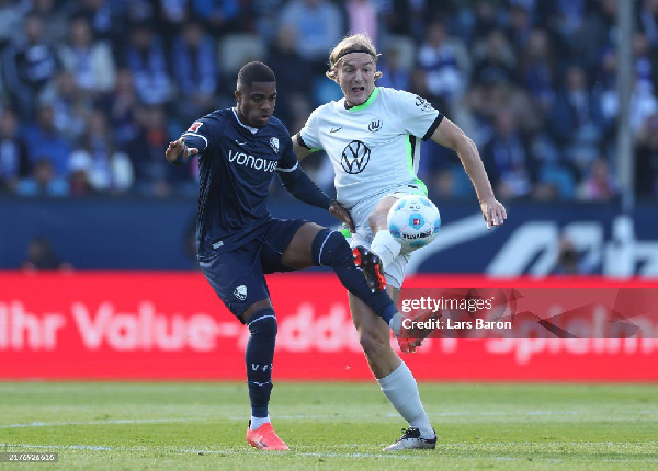 Myron Boadu, the Dutch Ghanaian striker for VfL Bochum (L)