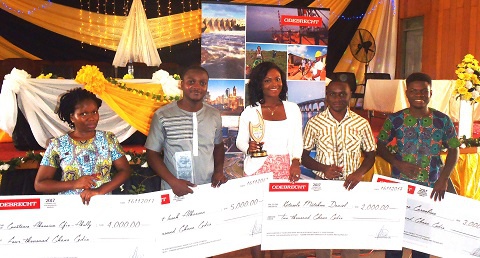 Odebrecht's HR Responsible, Vanessa Ashun (middle) with the  award winners