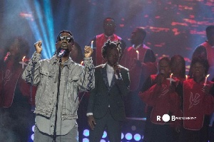 Sarkodie on stage with his choiristers